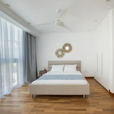 Touch Blue Residences וילה לרנקה