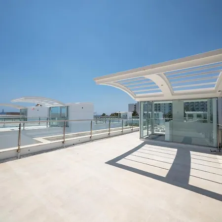 Touch Blue Residences וילה לרנקה