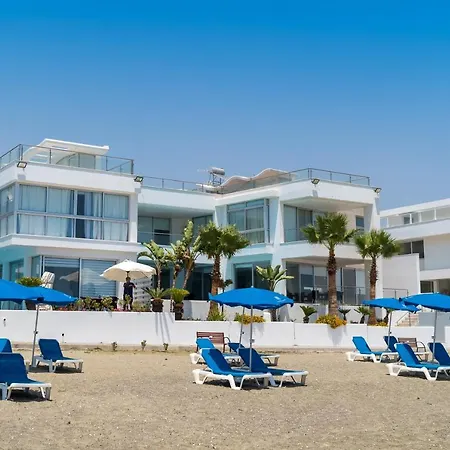 Touch Blue Residences וילה לרנקה