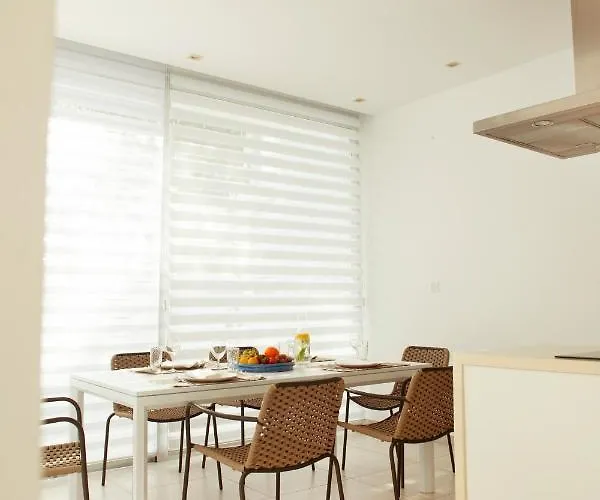 Touch Blue Residences فيلة لارنكا